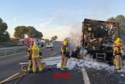 L'incendi d'un camió a l'AP-7 a Avinyonet del Penedès provoca vuit quilòmetres de congestió en sentit sud. ACN